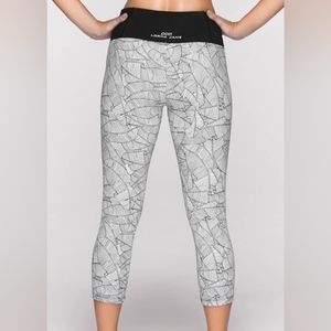 Lorna Jane cropped athletic leggings black waist band leaf pattern size small